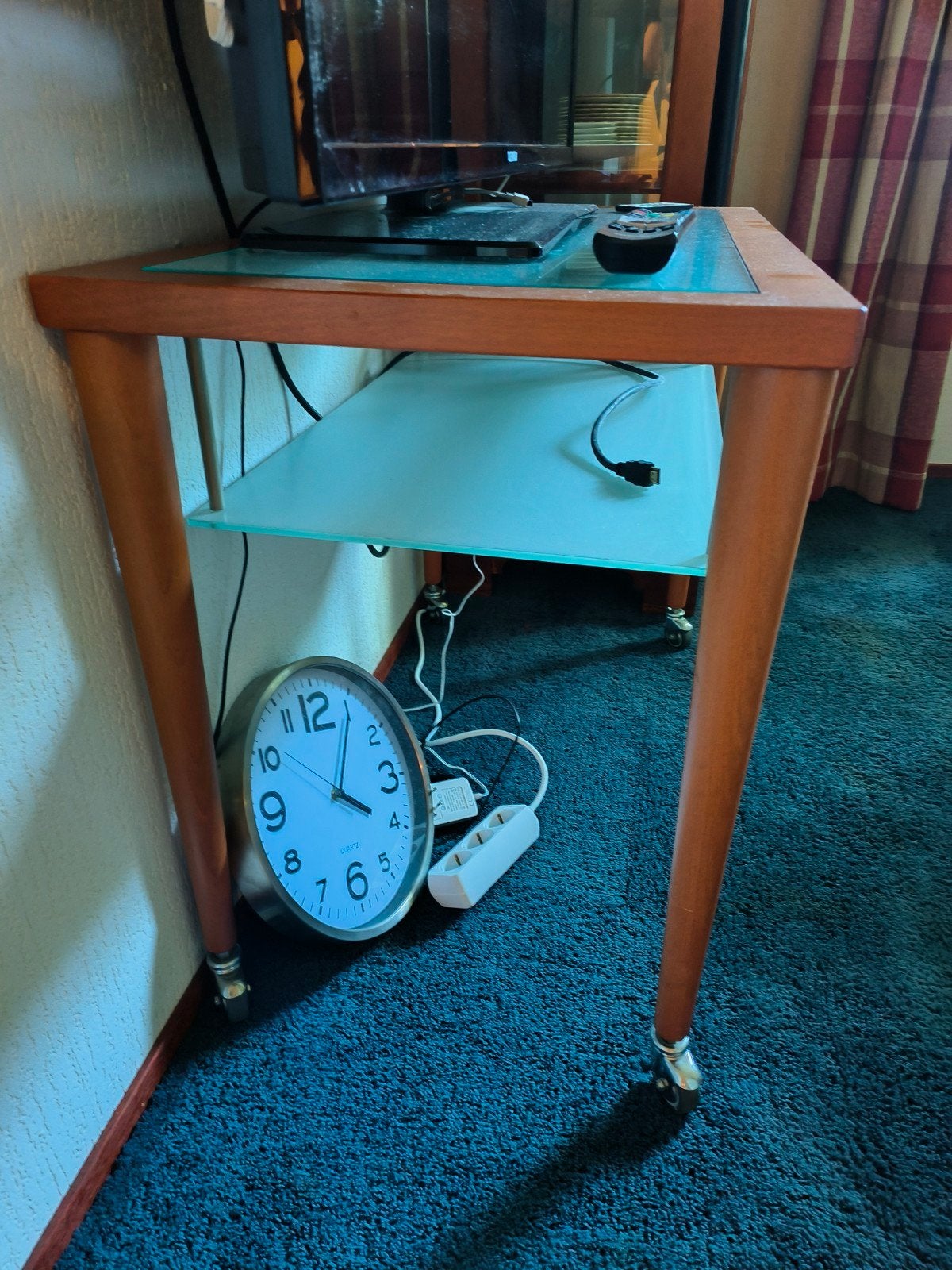 Kersenhouten bijzettafel op wieltjes met glazen platen, Ophalen, Glas, Gebruikt, 50 tot 100 cm