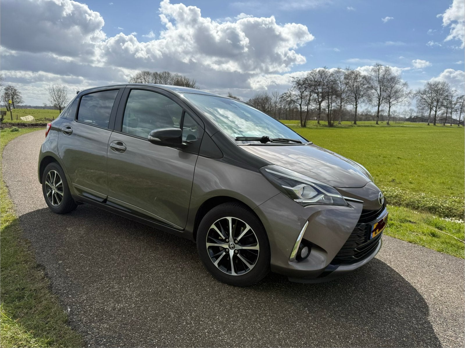 Toyota Yaris 1.5 – Nette en betrouwbare zeer zuinige auto!, Auto's, Zwart, 4 cilinders, Particulier, Yaris