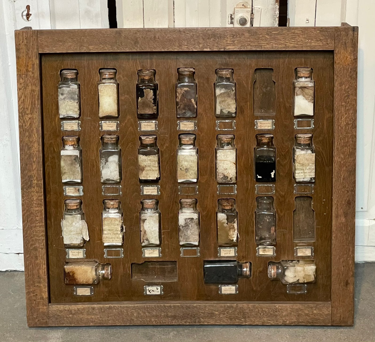 Brocante oud kastje / venter kast met 22 potjes suiker, Ophalen