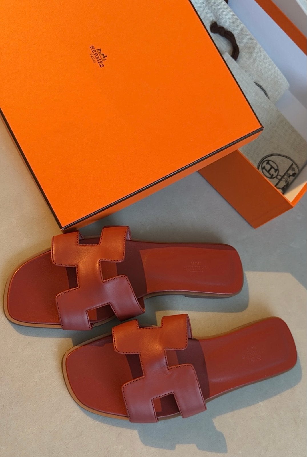 Hermès Oran Sandalen - Nieuw in doos, maat 39.5, Kleding | Dames, Schoenen, Ophalen of Verzenden, Nieuw, Rood, Sandalen of Muiltjes