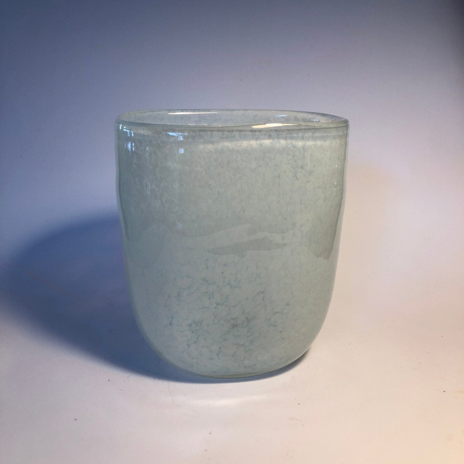 Handgemaakte, mondgeblazen vaas van transparant wit glas, Ophalen of Verzenden, Wit, Glas