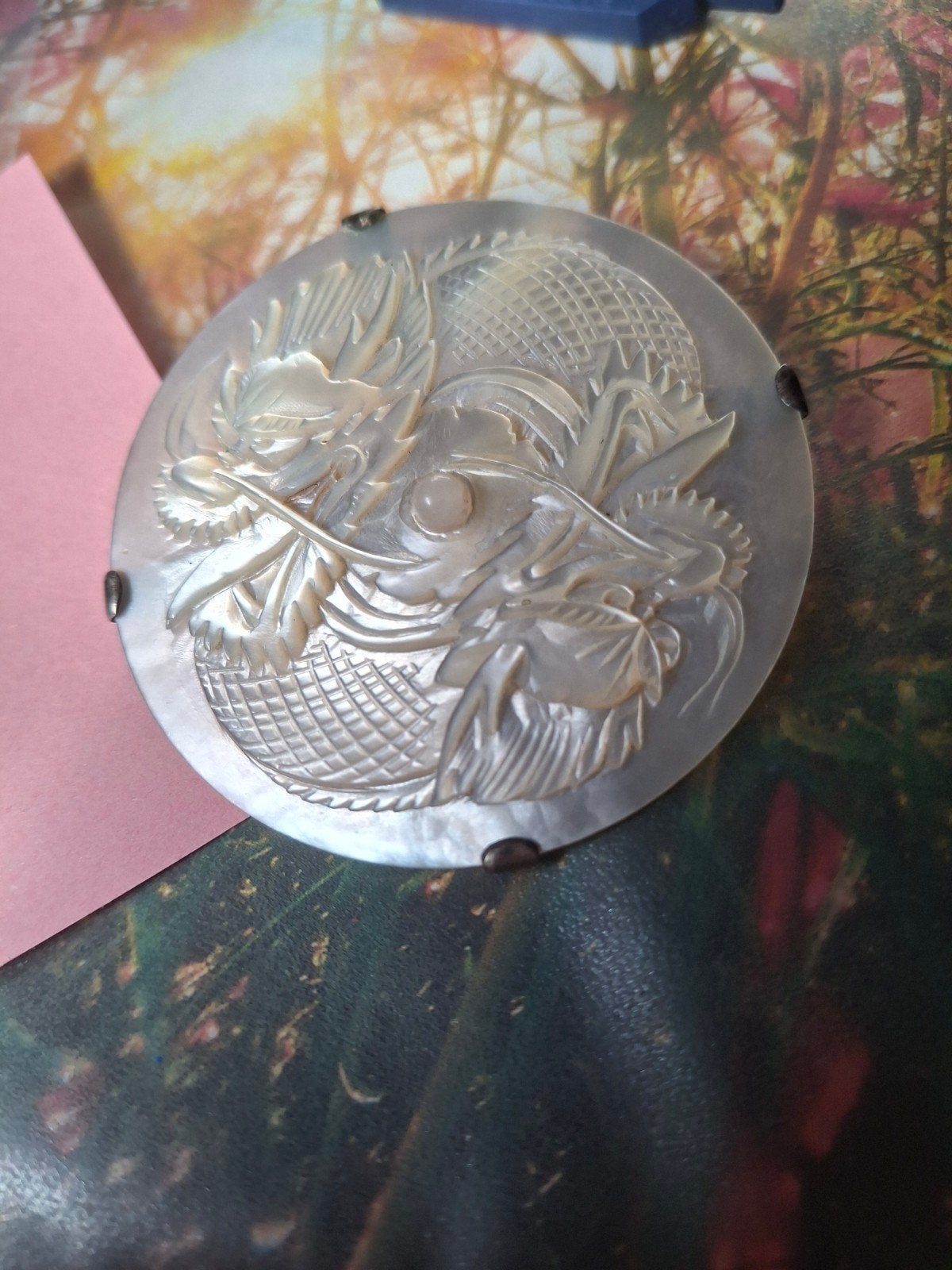 Mooie grote oude broche van parelmoer met uitgesneden draak, Overige materialen, 4 tot 7 cm, Overige kleuren, Verzenden