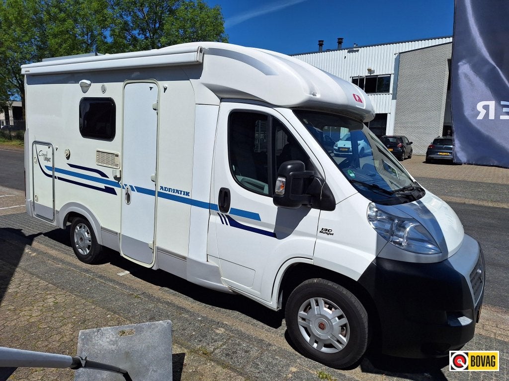 Adria Coral Compact 590 SP COMPACT + SOLAR + SCHOTEL, Caravans en Kamperen, Standaard zit, Ringverwarming, Fiat, Bedrijf