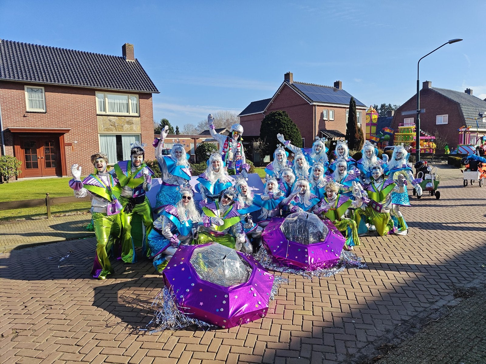 25+ personen Carnavalskleding: ruimte Outfits, grote groep, Carnaval, Kleding, Gedragen, Ophalen