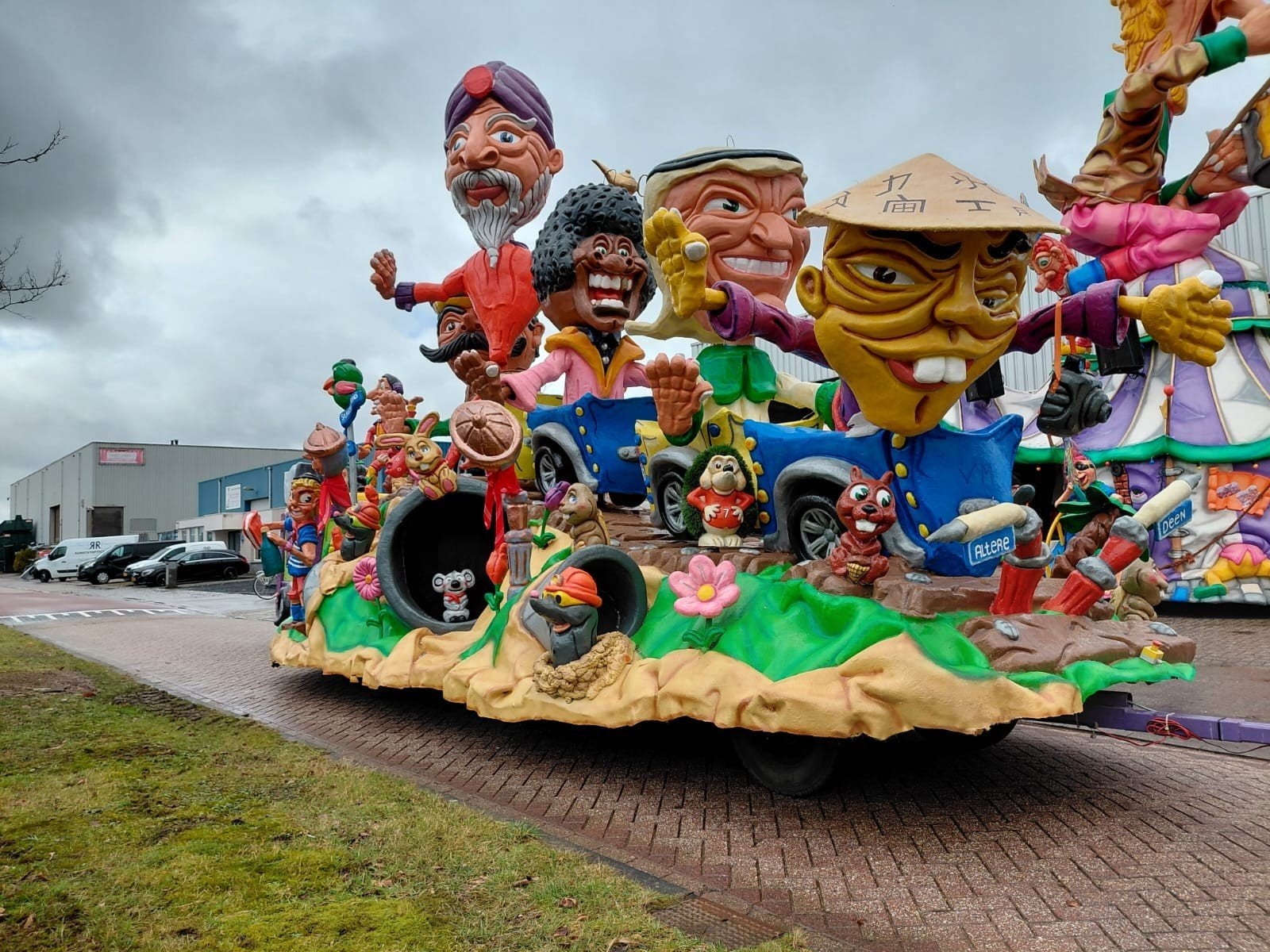 Carnavalswagen met diverse figuren, Ophalen, Gebruikt