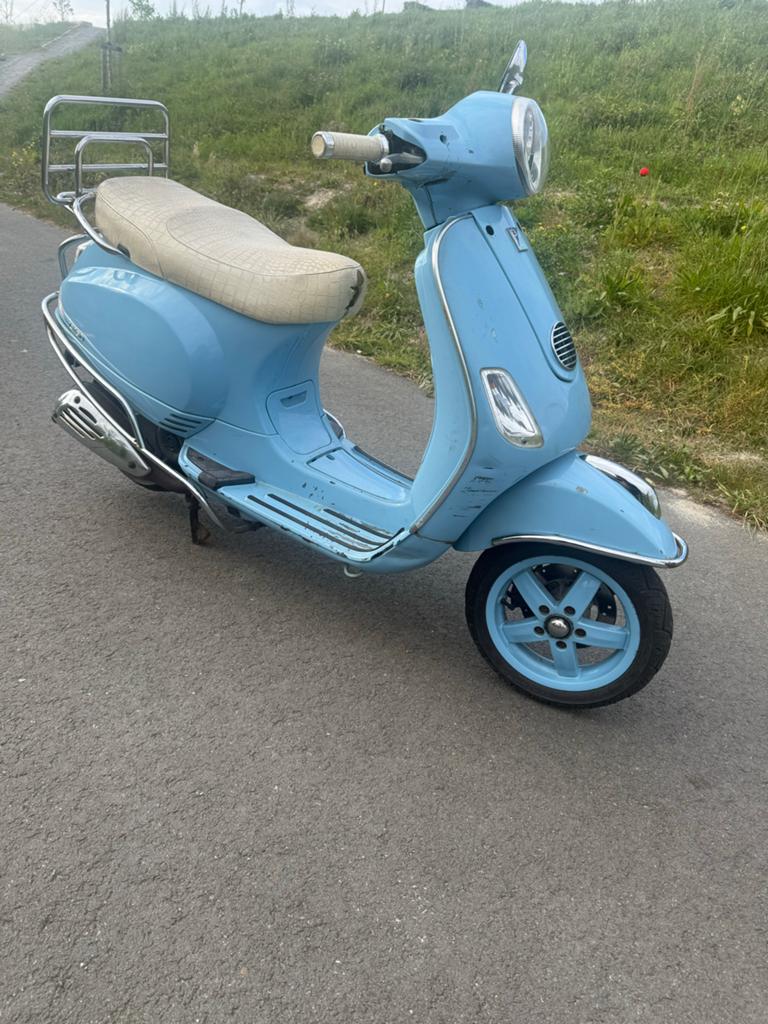 Piaggio Vespa - Leuke blauwe 4-takt scooter met blauw kentek, Fietsen en Brommers, Snorfietsen en Snorscooters, Ophalen of Verzenden