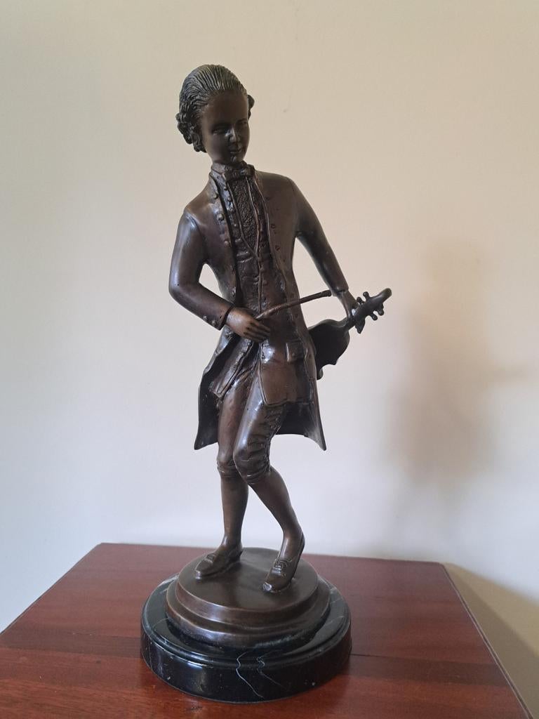Bronzen beeldje van jonge violist op marmeren sokkel, Ophalen of Verzenden, Brons, 20 - 50 cm, Op sokkel