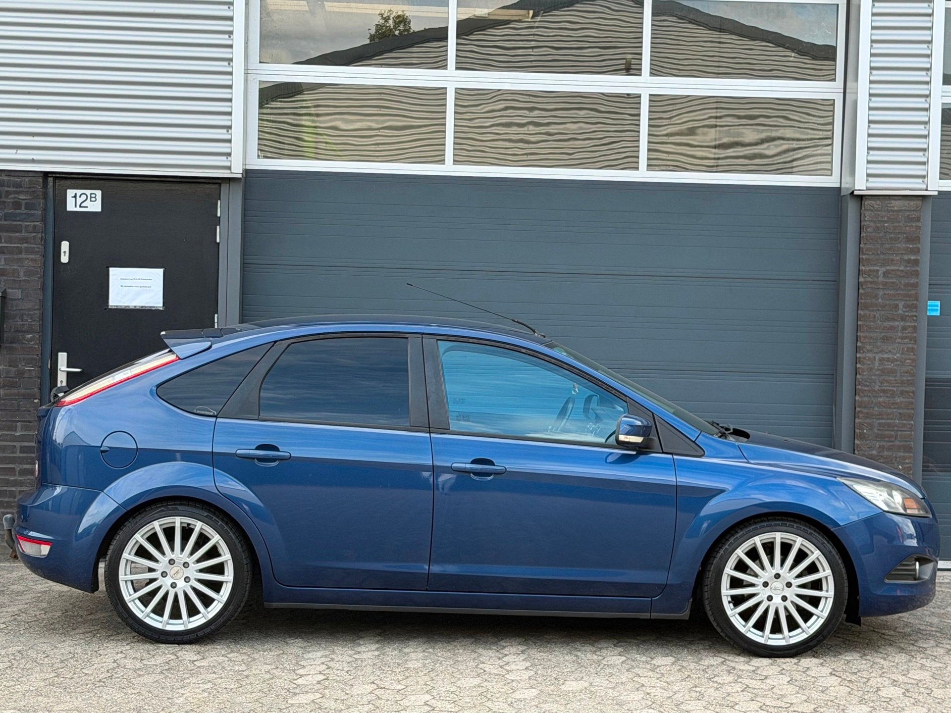 Ford Focus 1.6 Titanium LEER NAVI CLIMA TREKHAAK APK, Auto's, 1596 cc, Gebruikt, Zwart, 4 cilinders