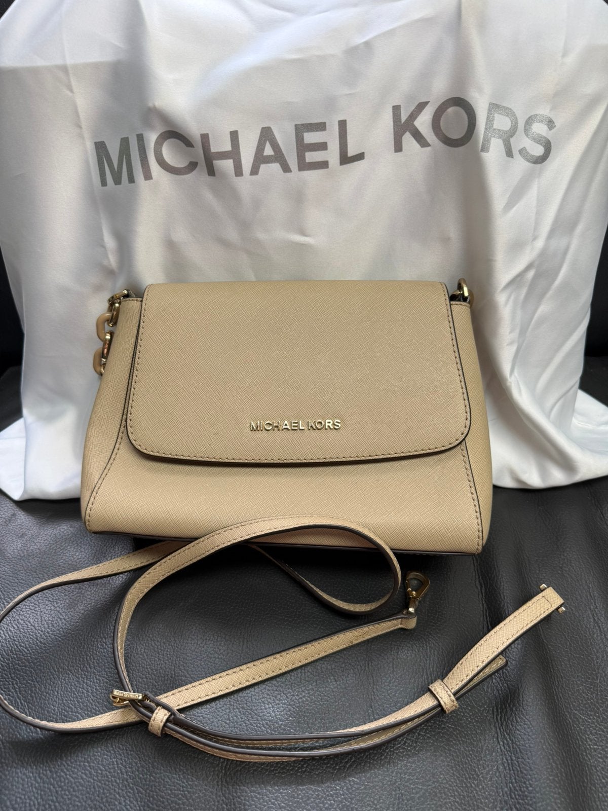 Prachtige beige MichaelKorscrossbody/handtas (Saffiano leer), Ophalen of Verzenden, Zo goed als nieuw, Beige, Handtas