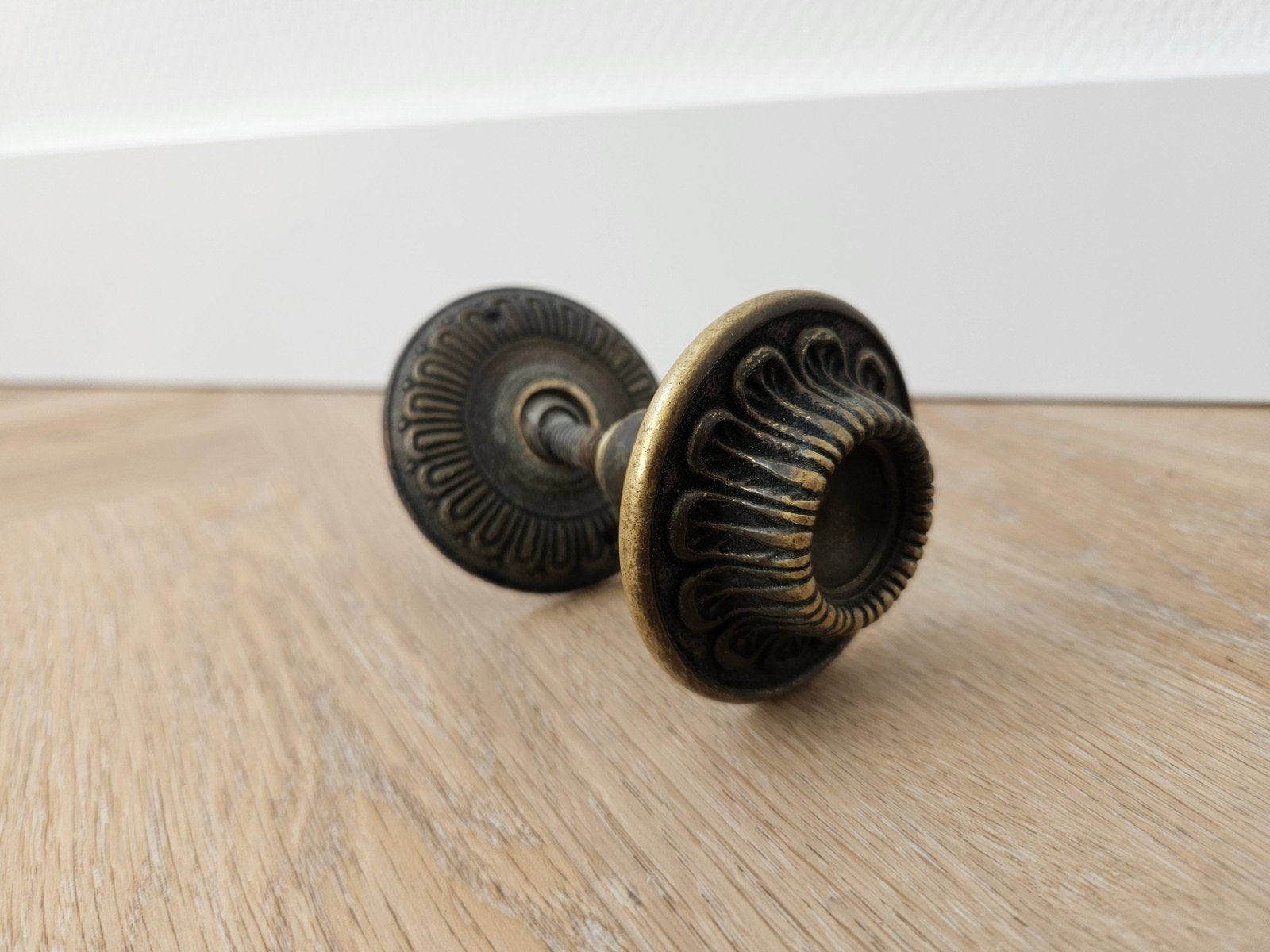 Antieke messing deurknop met rozet, Ophalen of Verzenden