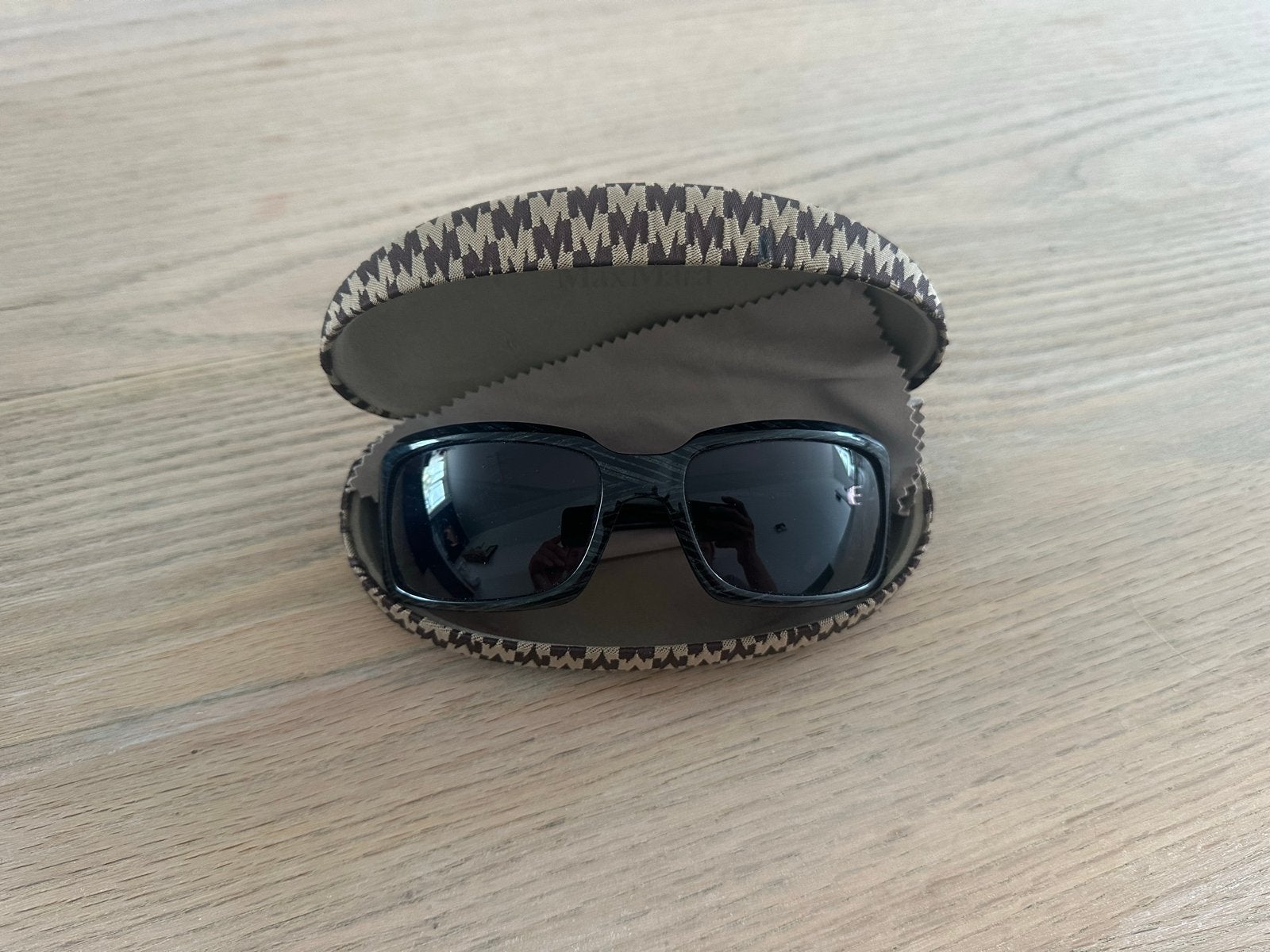 MaxMara Zonnebril Zwart met Etui - Zo goed als nieuw, Overige merken, Zonnebril, Zwart, Ophalen of Verzenden