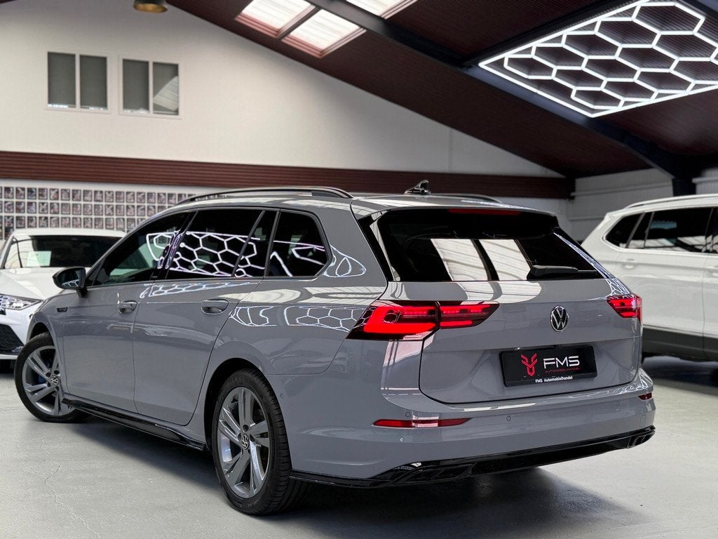 Volkswagen Golf Variant 1.5 eTSI 3x R-Line CarPlay Panorama, Auto's, Volkswagen, Zwart, 4 cilinders, Golf Variant, 710 kg