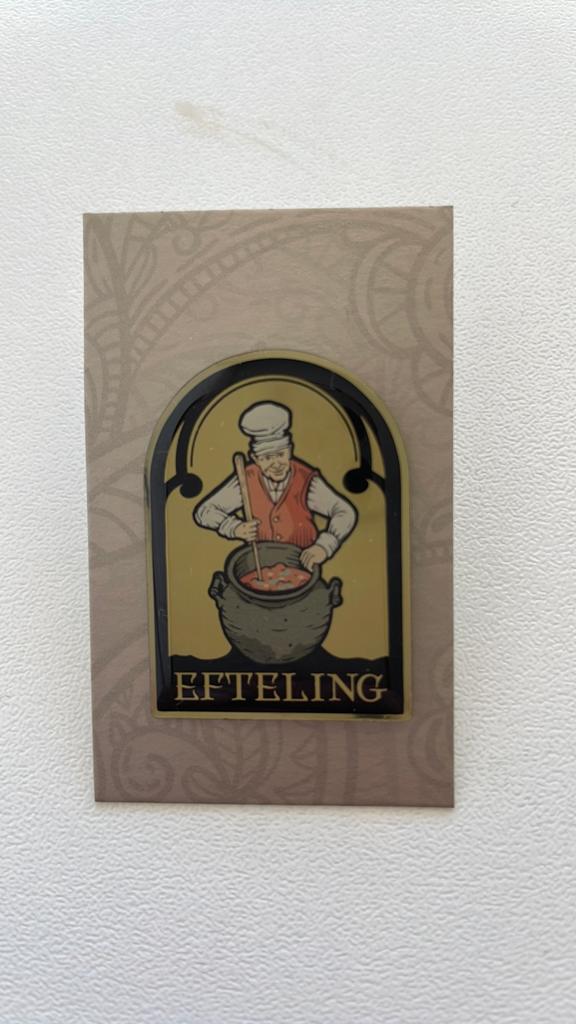 Efteling pin Smidje serie 7 Herbergier, Ophalen of Verzenden, Nieuw, Button of Speldje