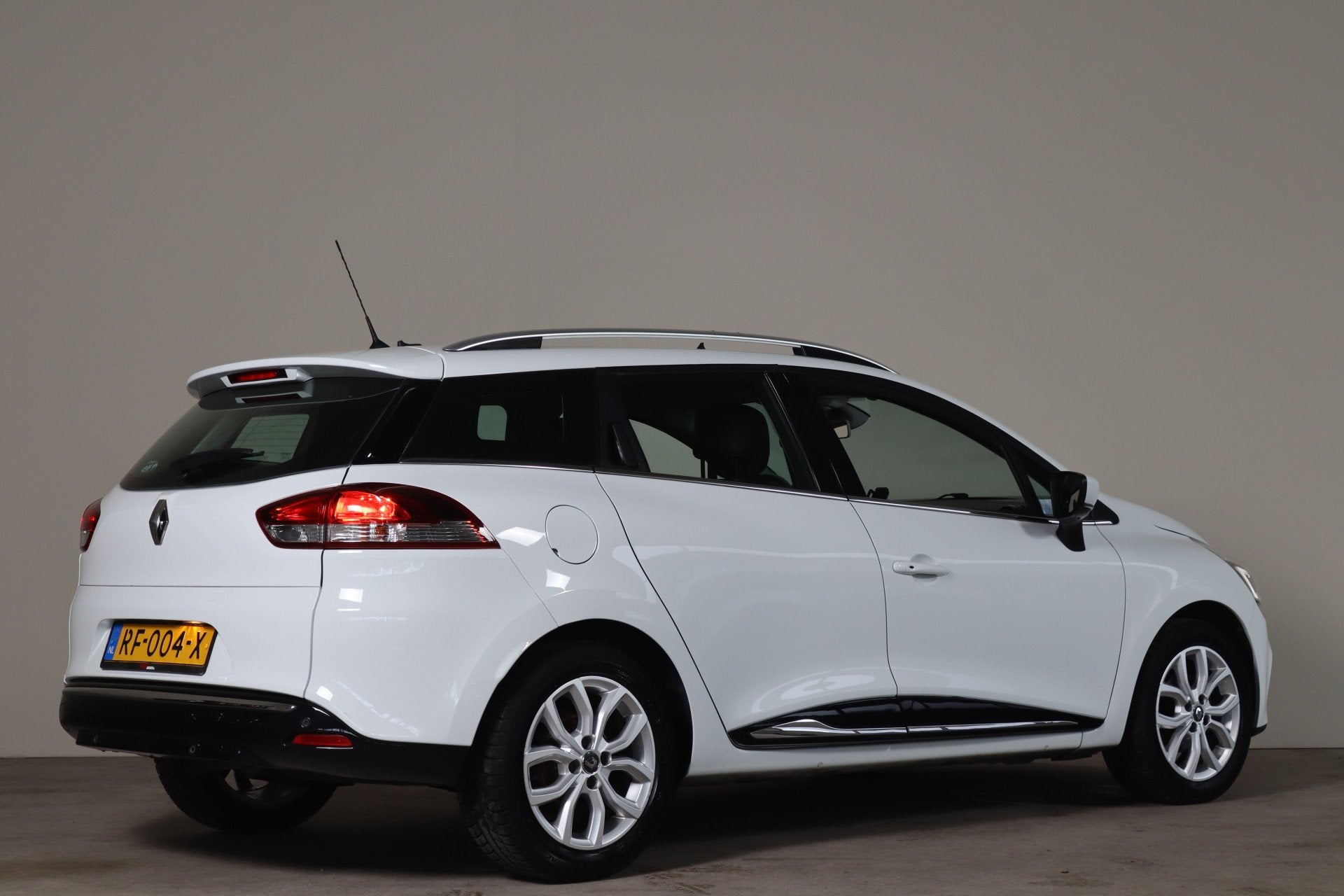 Renault Clio Estate 0.9 TCe Intens NL-Auto! Climate I Camera, Auto's, Gebruikt, Euro 6, 580 kg, Origineel Nederlands
