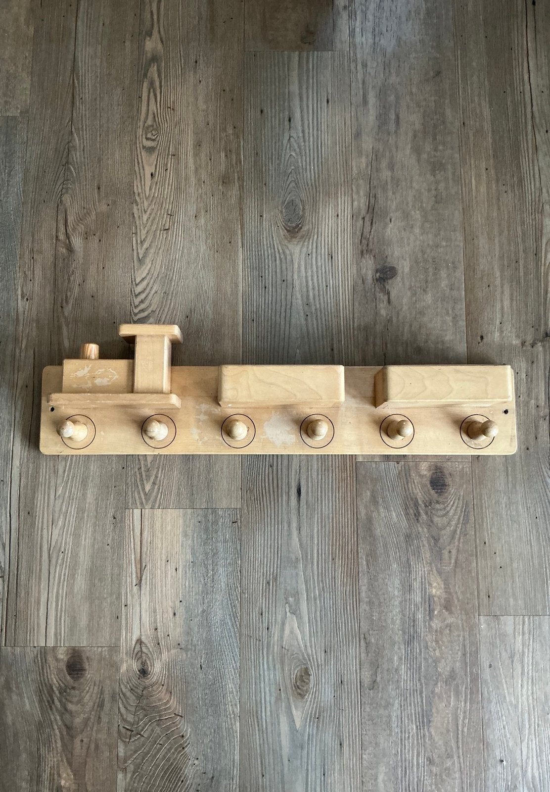 Een houten kinder kapstok in de vorm v een treintje. 75 lang, Wandkapstok, Ophalen of Verzenden, Zo goed als nieuw, Minder dan 100 cm