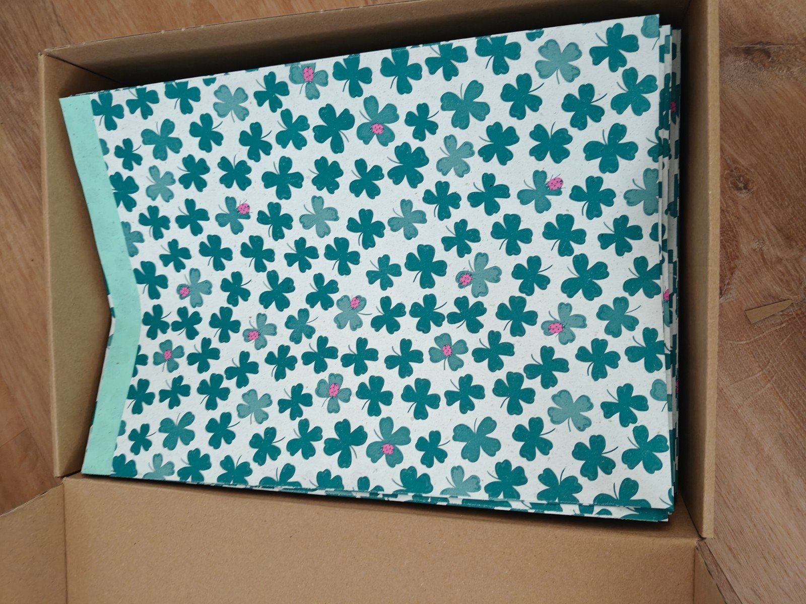 150 stuks cadeauzak 27 x 34cm klavertje vier, Ophalen, Nieuw