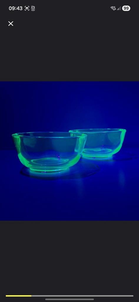 Set van 2 Uraniumglas Kommen - Glow in the Dark, Antiek en Kunst, Ophalen of Verzenden