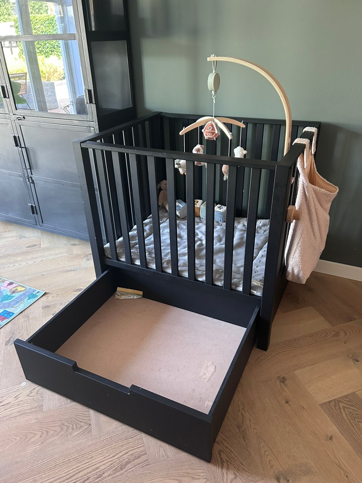 Zwarte babybox met hadige lade, Ophalen, Gebruikt, Rechthoekig, In hoogte verstelbaar