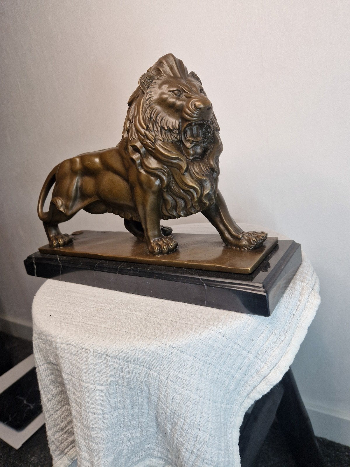 Bronzen leeuw op marmeren sokkel, gesigneerd Barye, Ophalen, 20 - 50 cm, Beeld, Bruin