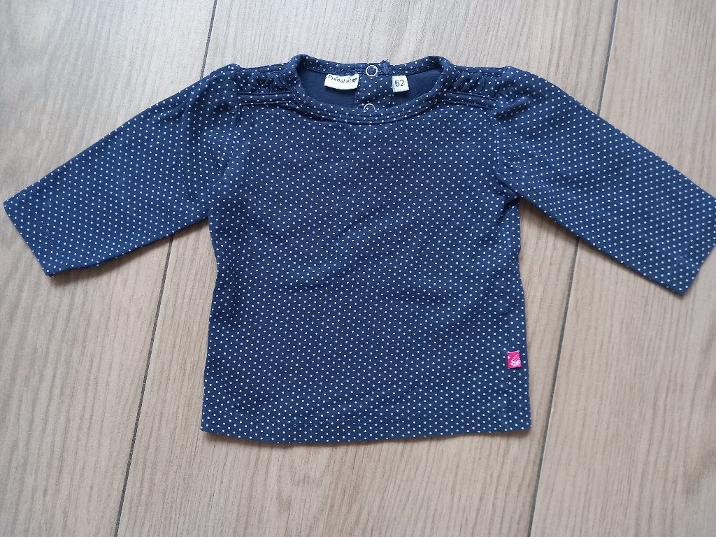 K131 Blauw shirtje met witte stippen Prenatal maat 62, Kinderen en Baby's, Babykleding | Maat 62, Zo goed als nieuw, Meisje, Shirtje of Longsleeve