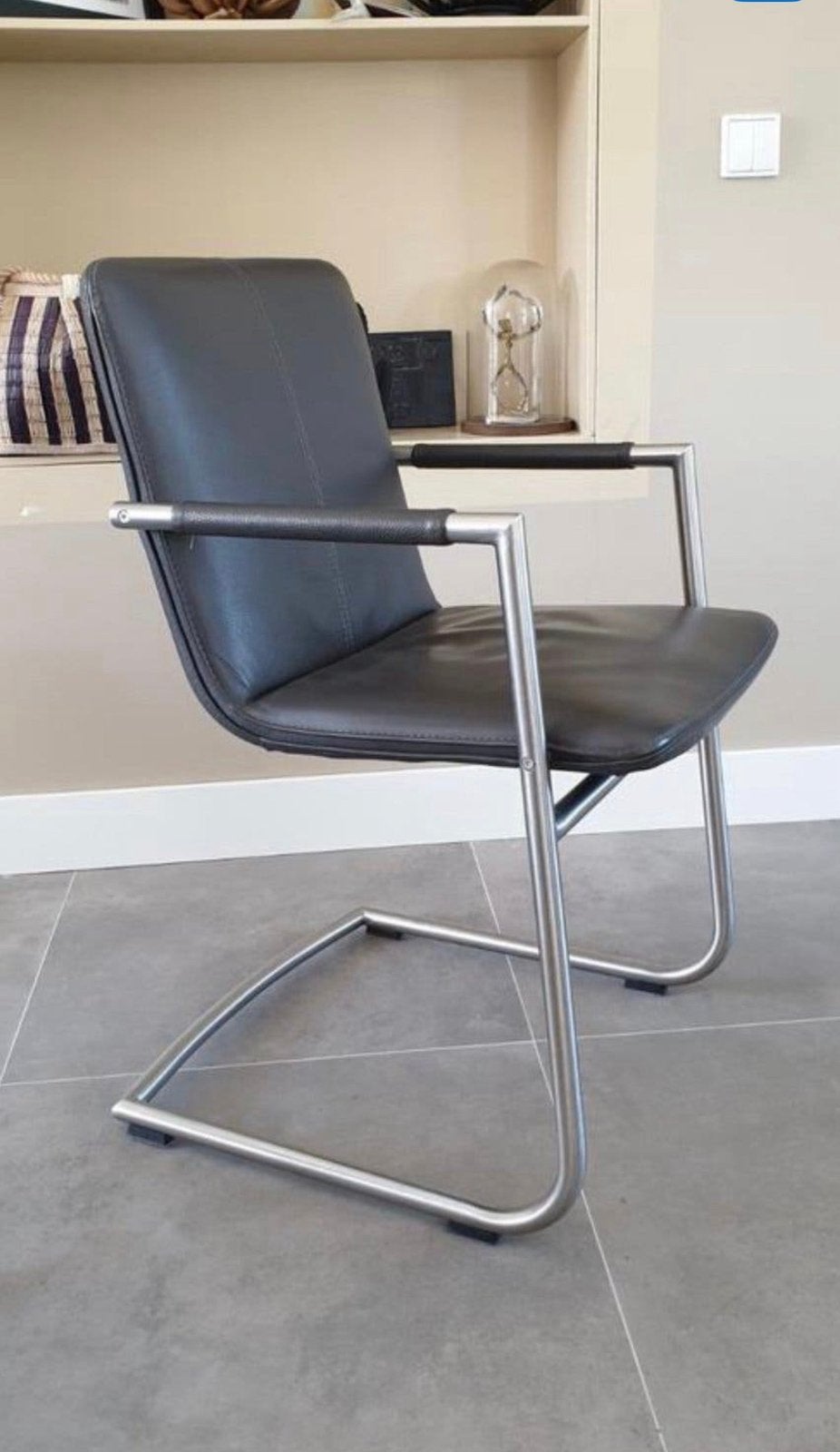 Zes grijze lederen Henders en Hazel design eetkamerstoelen., ---, Henders en Hazel, Ophalen of Verzenden, Zo goed als nieuw