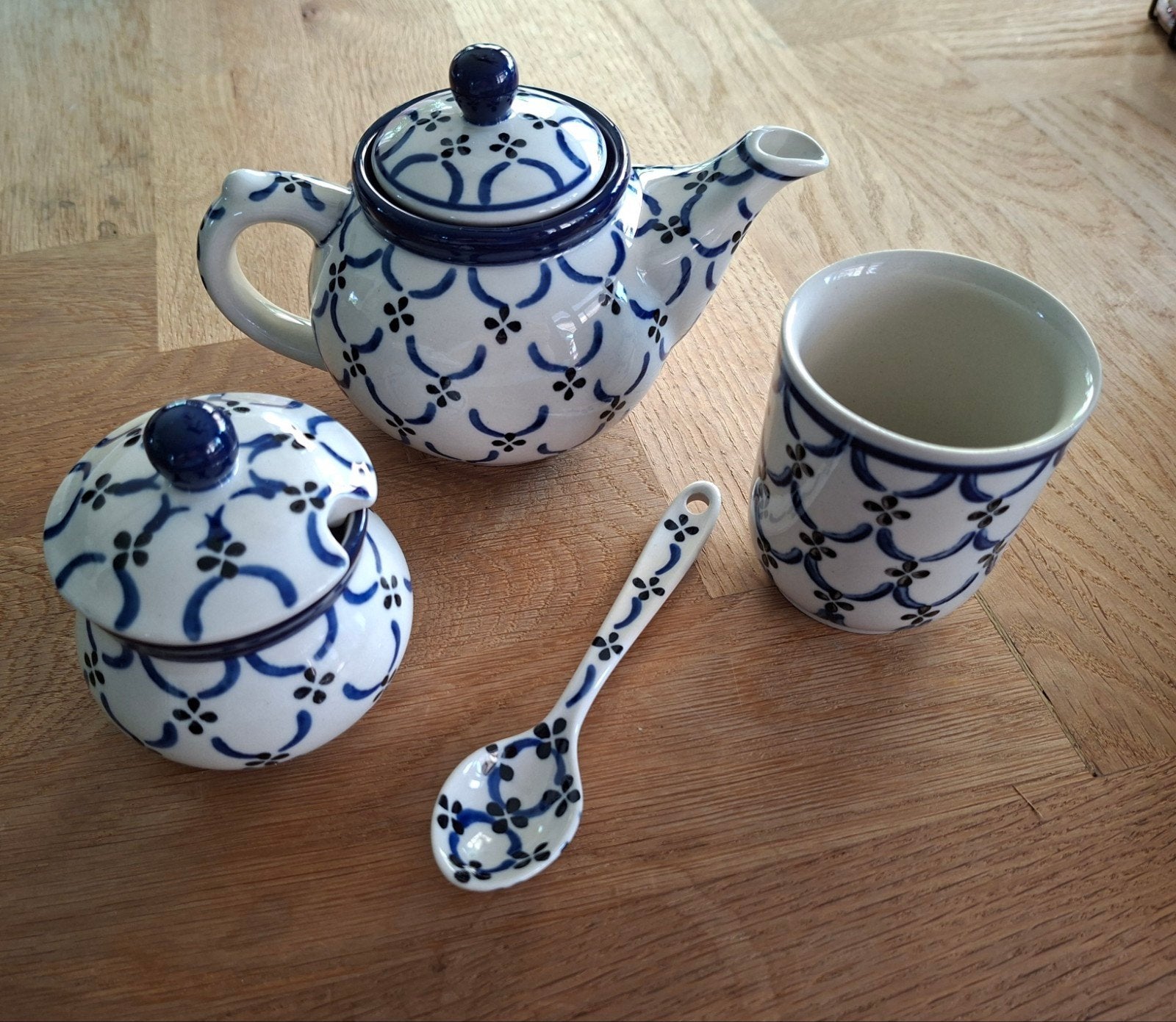 Bunzlau theepotje, lepel en bekertje en suikerpotje., Huis en Inrichting, Keuken | Servies, Gebruikt, Overige merken, ., Keramiek