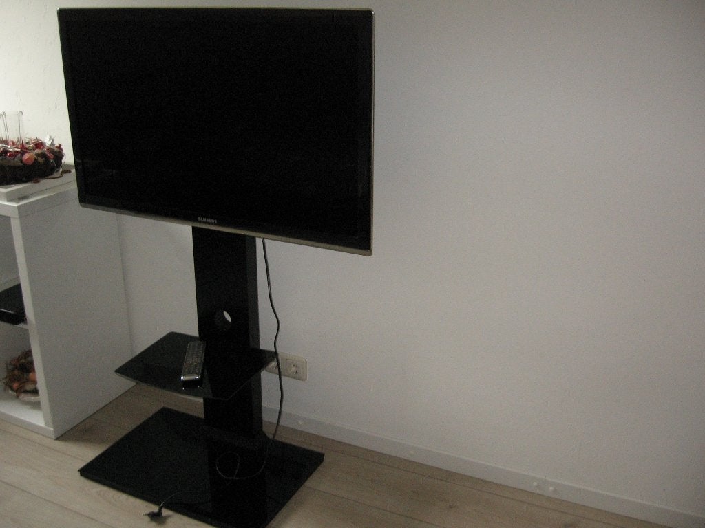 ZGAN  SAMSUNG TV op standaard  m glazen plateau €100,00, Ophalen, 50 Hz, Zo goed als nieuw, Samsung