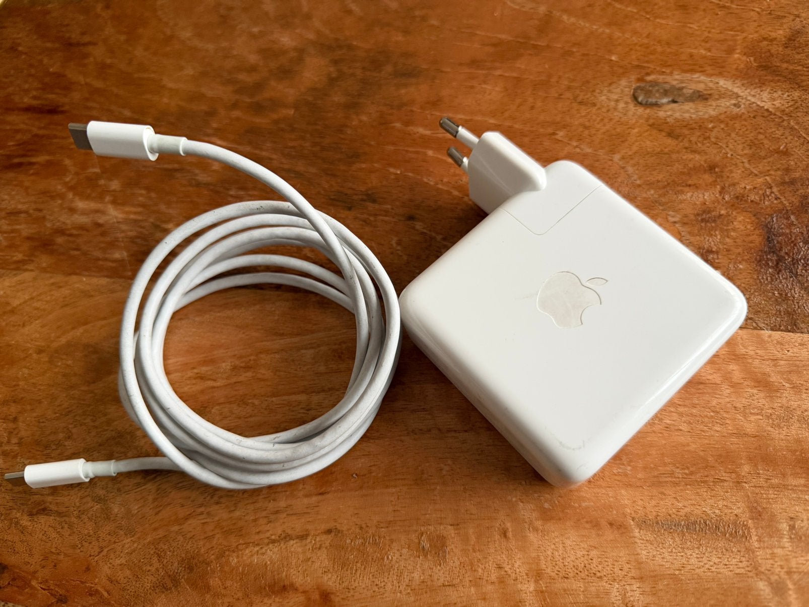 Apple 61w usb-c power adapter for MacBook