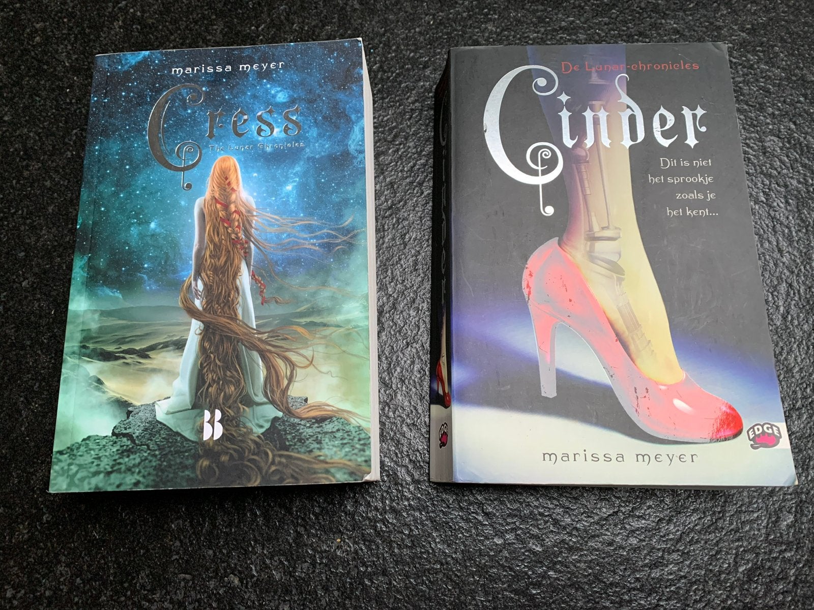Marissa meyer - cinder en gress. The lunar chronicles, Boeken, Fantasy, Ophalen of Verzenden, Zo goed als nieuw