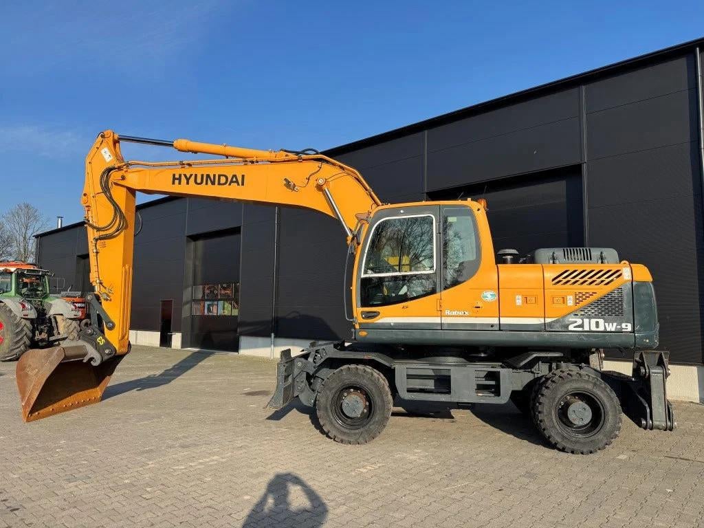 Hyundai 210-W9 LOW HOURS! 3200 HR BLADE AND STAMPS !, Zakelijke goederen, Machines en Bouw | Kranen en Graafmachines, Graafmachine