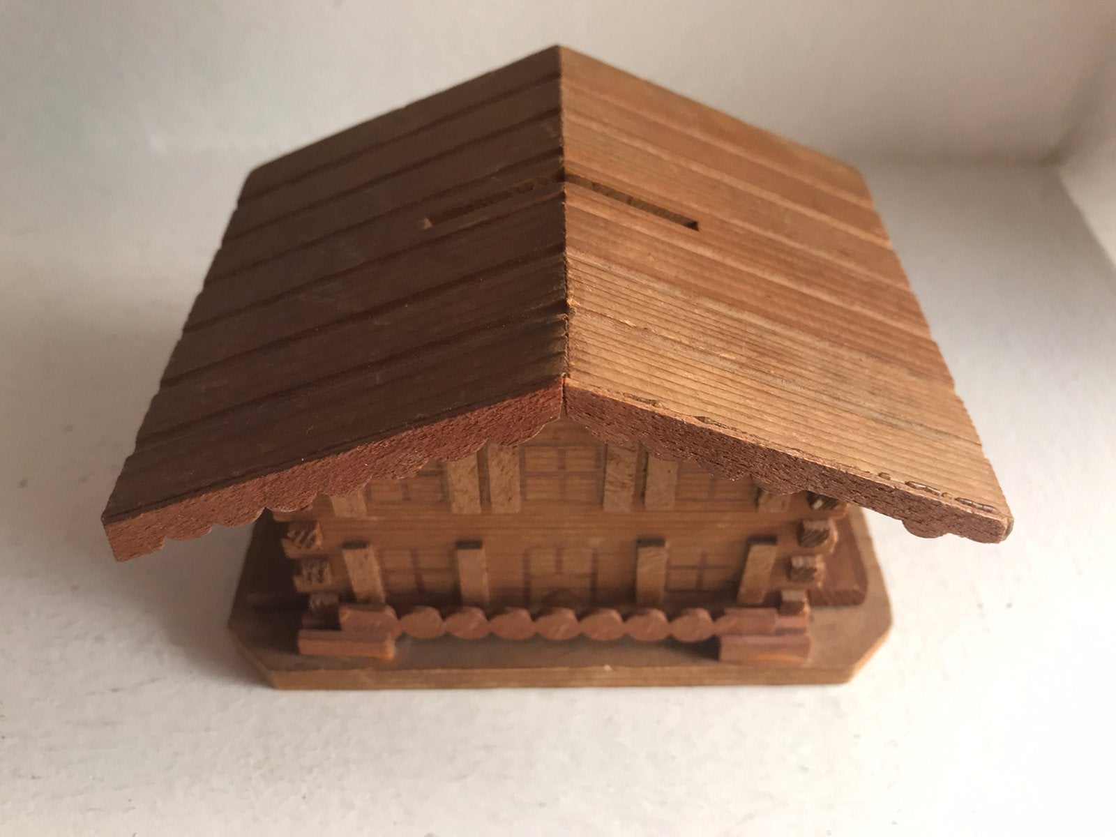 Spaarpot chalet hout, Verzamelen, Spaarpotten, Ophalen of Verzenden, Gebruikt, Hout, Object of Gebouw