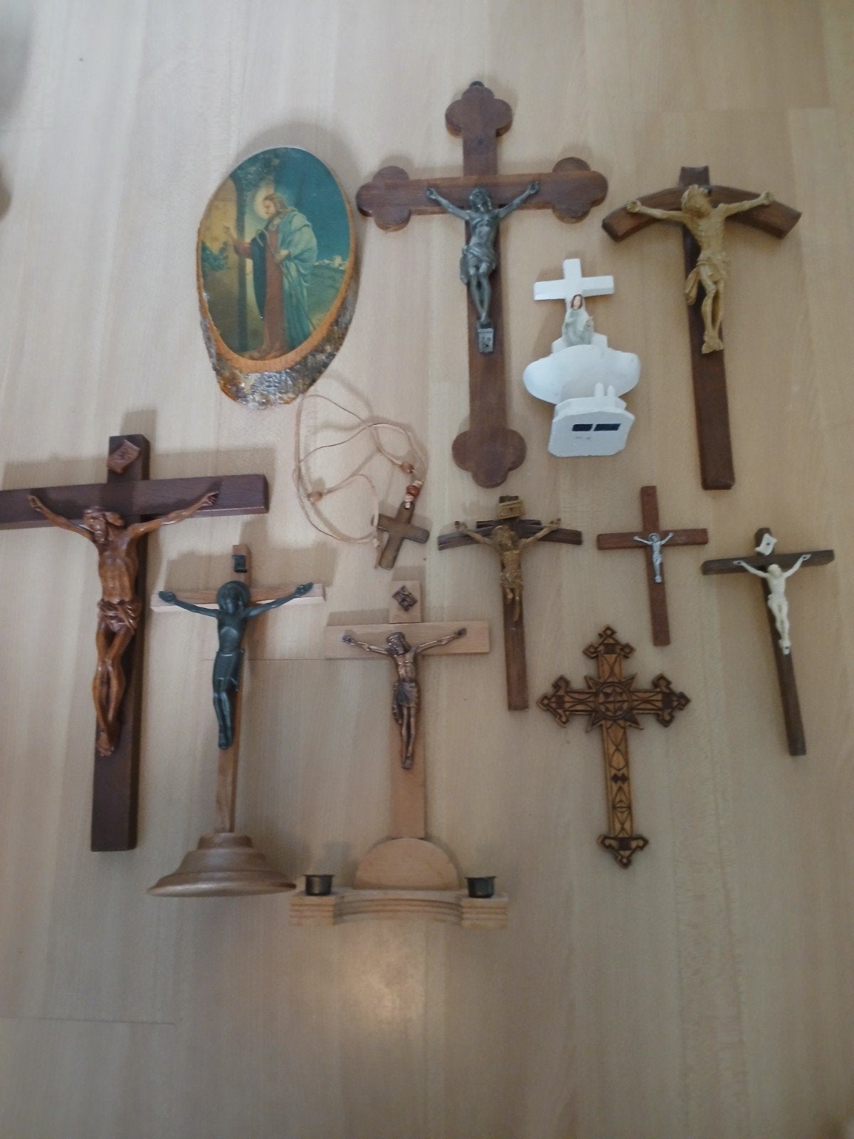 Diverse collectie kruisbeelden en religieuze decoratie, Antiek en Kunst, Ophalen