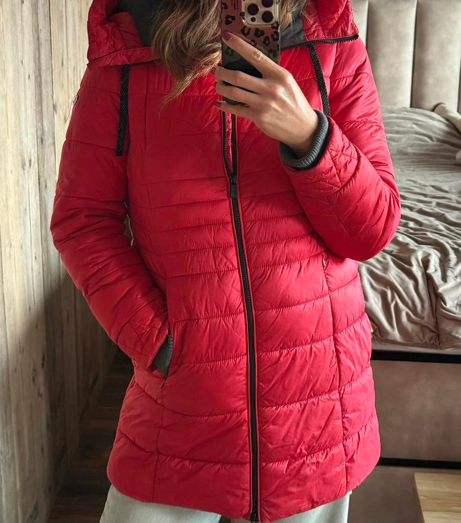 Light weight rode lange gewateerde jas in maat 38, Kleding | Dames, Jassen | Winter, Ophalen of Verzenden, Zo goed als nieuw, Maat 38/40 (M)