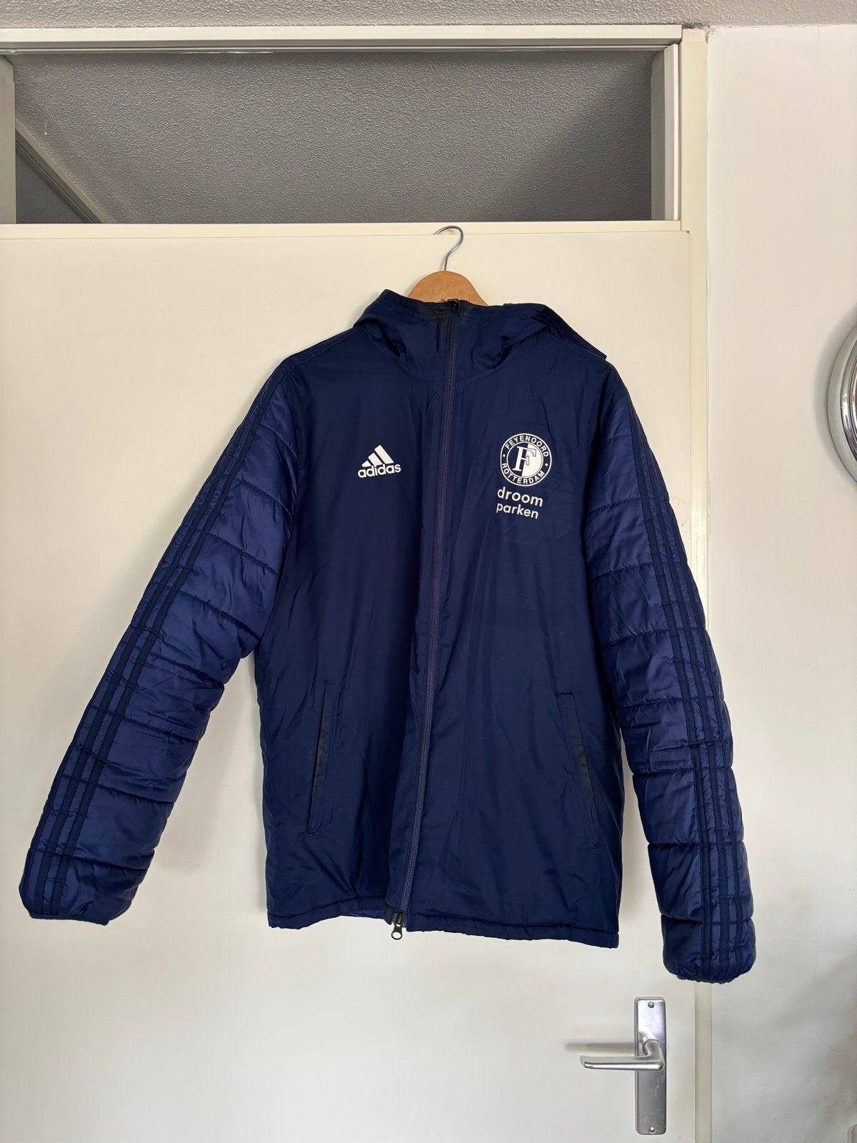 Adidas Feyenoord Winterjas Maat M, Ophalen of Verzenden, Zo goed als nieuw, Maat 48/50 (M), Blauw