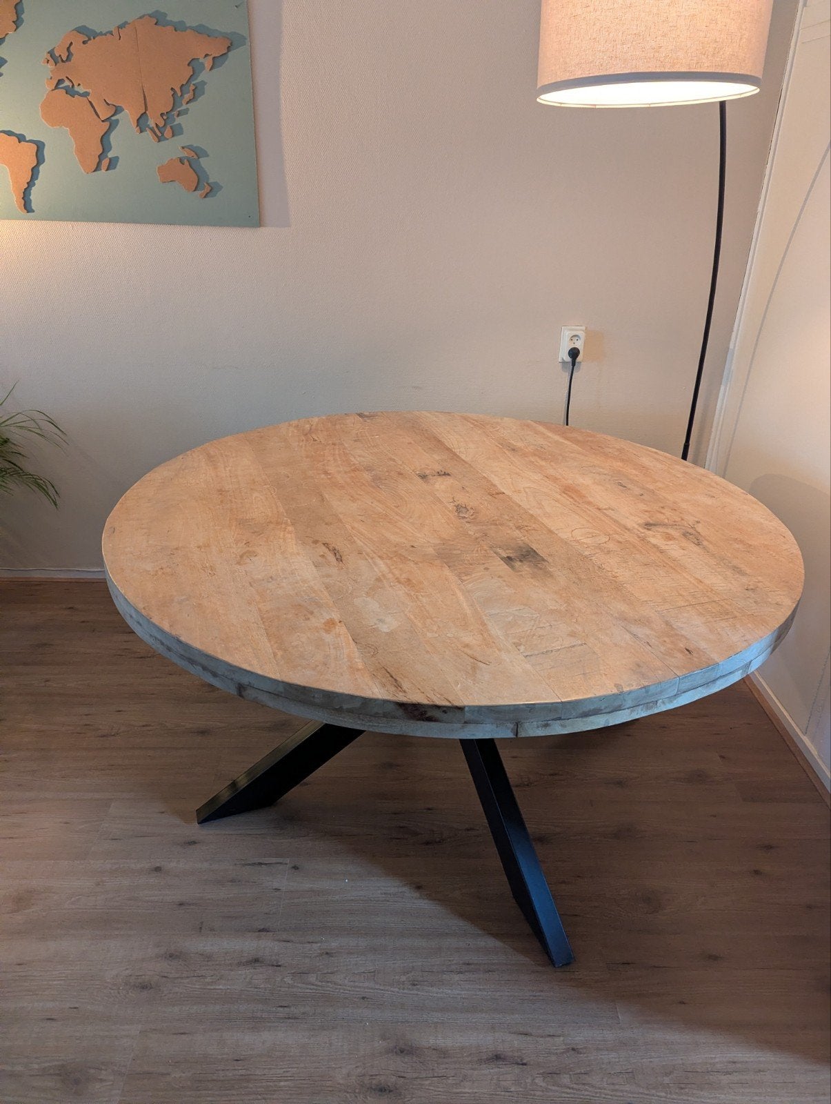 Ronde eettafel mangohout 150 cm – zwarte spinpoot, Overige houtsoorten, Gebruikt, Modern, Industrieel, 150 tot 200 cm