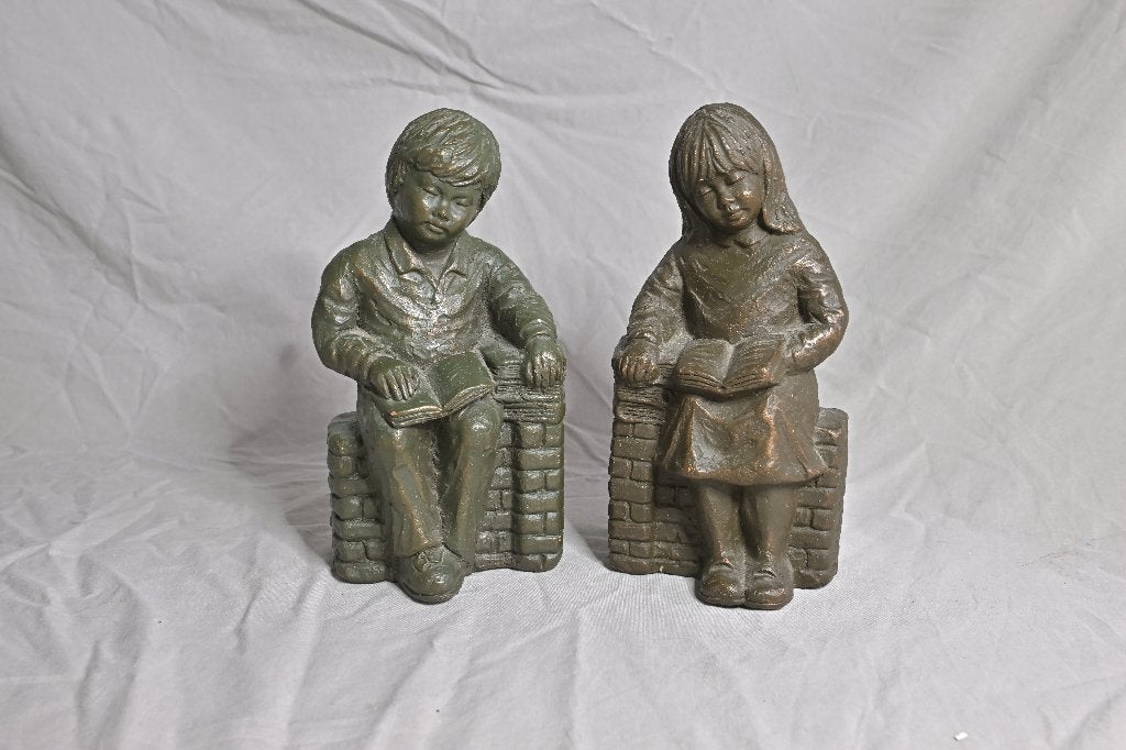 Geert Kunen beeldjes - meisje en jongen lezend, Ophalen, Overige onderwerpen, 20 - 50 cm, Steen of Keramiek