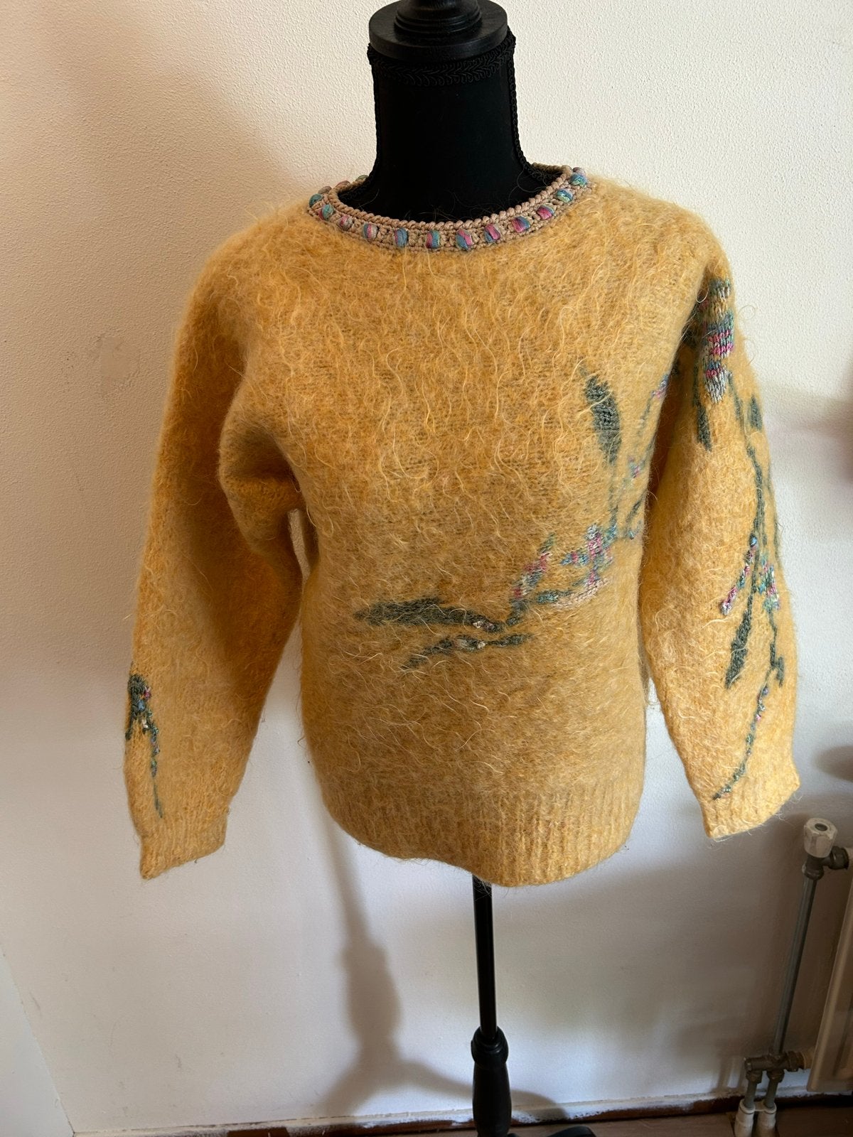 Warme vervilte trui met borduursel en grote mouwen, Kleding | Dames, Truien en Vesten, Ophalen, Gedragen, Maat 38/40 (M), Geel