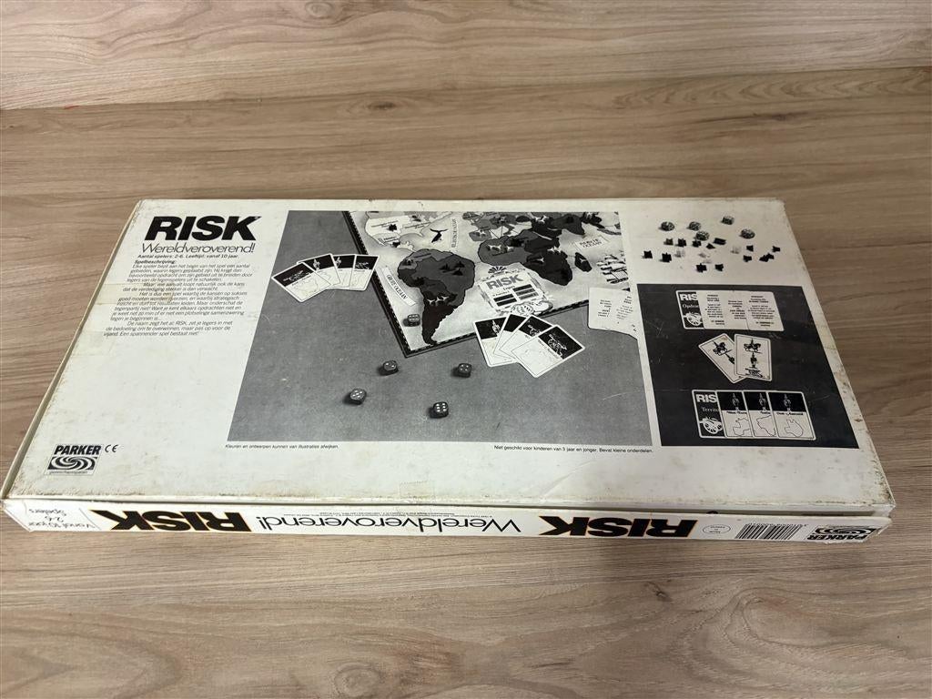 Risk witte doos slechte staat [3712], Hobby en Vrije tijd, Gezelschapsspellen | Bordspellen, Verzenden, Zo goed als nieuw