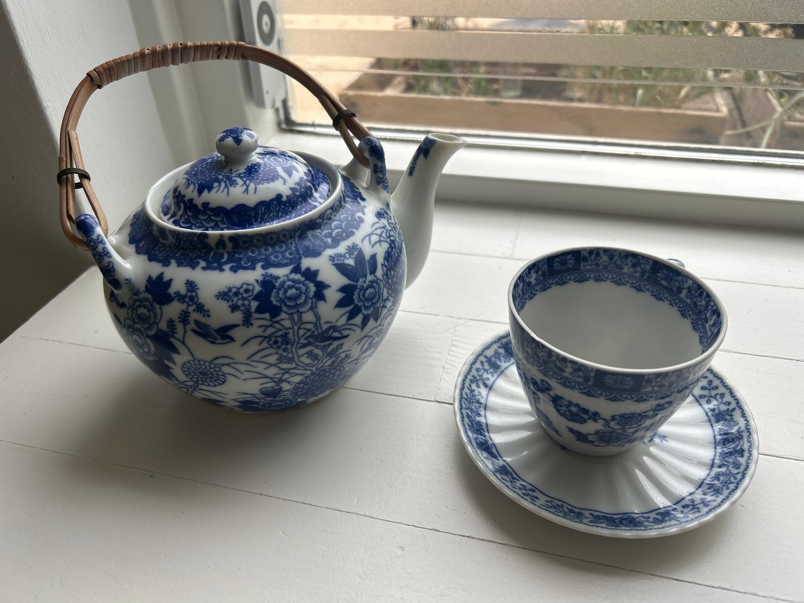 theepot en kopje met schotel, Ophalen