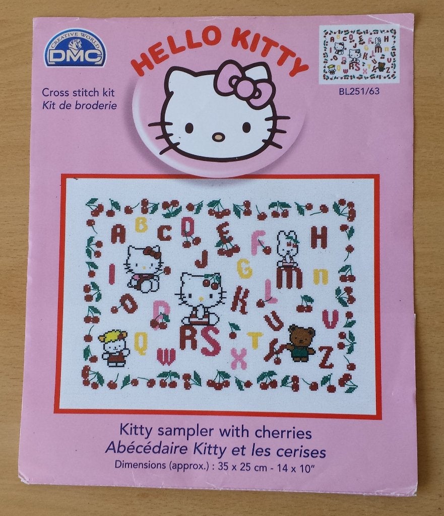 Hello Kitty - Merklap met Kersen Patroon + zijde - DMC, Hobby en Vrije tijd, Patroon, Ophalen of Verzenden, Zo goed als nieuw