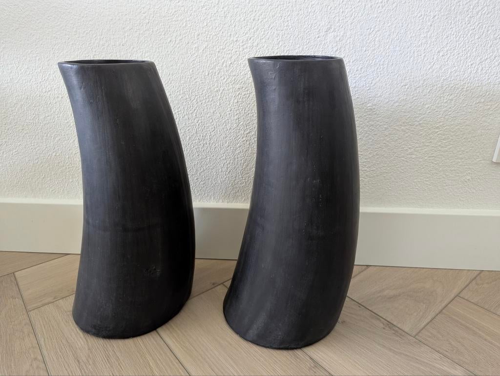 2 design zwarte vazen L&L Light & Living 40 cm hoog, Zwart, Ophalen of Verzenden, Minder dan 50 cm, Glas