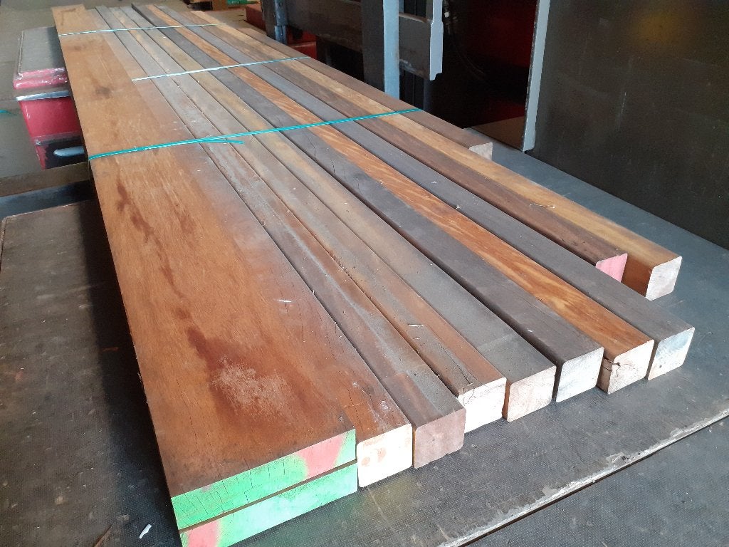 Partij 11 st. bilinga b-keus palen en balken - alles 95 euro, Ophalen of Verzenden, 250 cm of meer, Palen, Hardhout