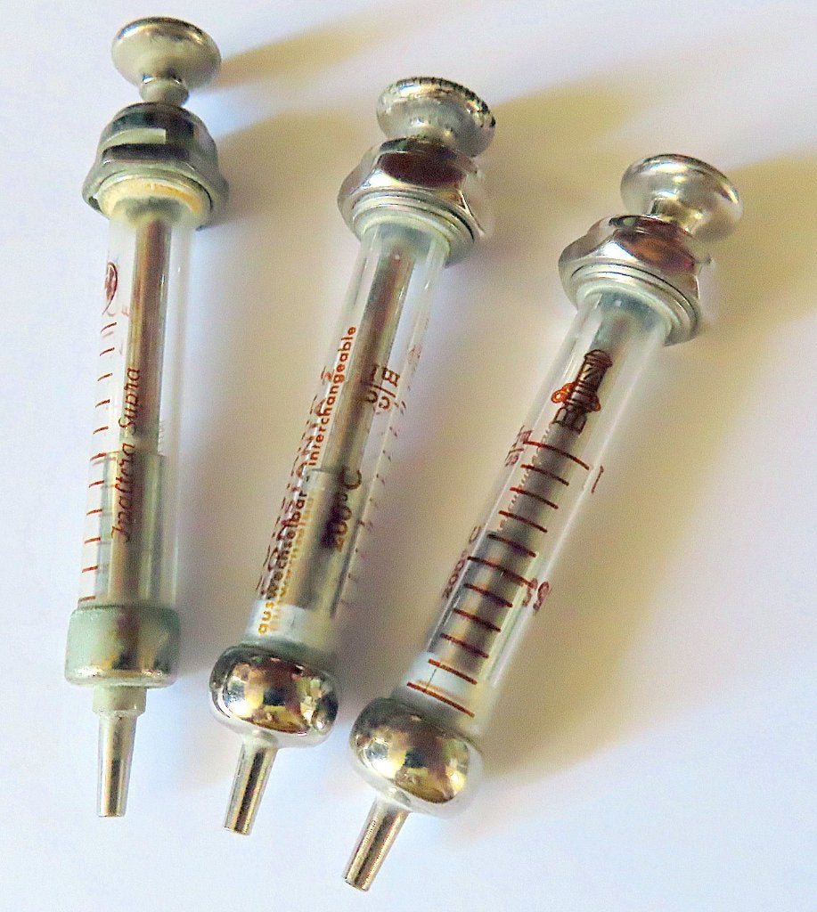 Uit inboedel:3 robuuste glazen injectiespuiten veearts, incl, Ophalen of Verzenden