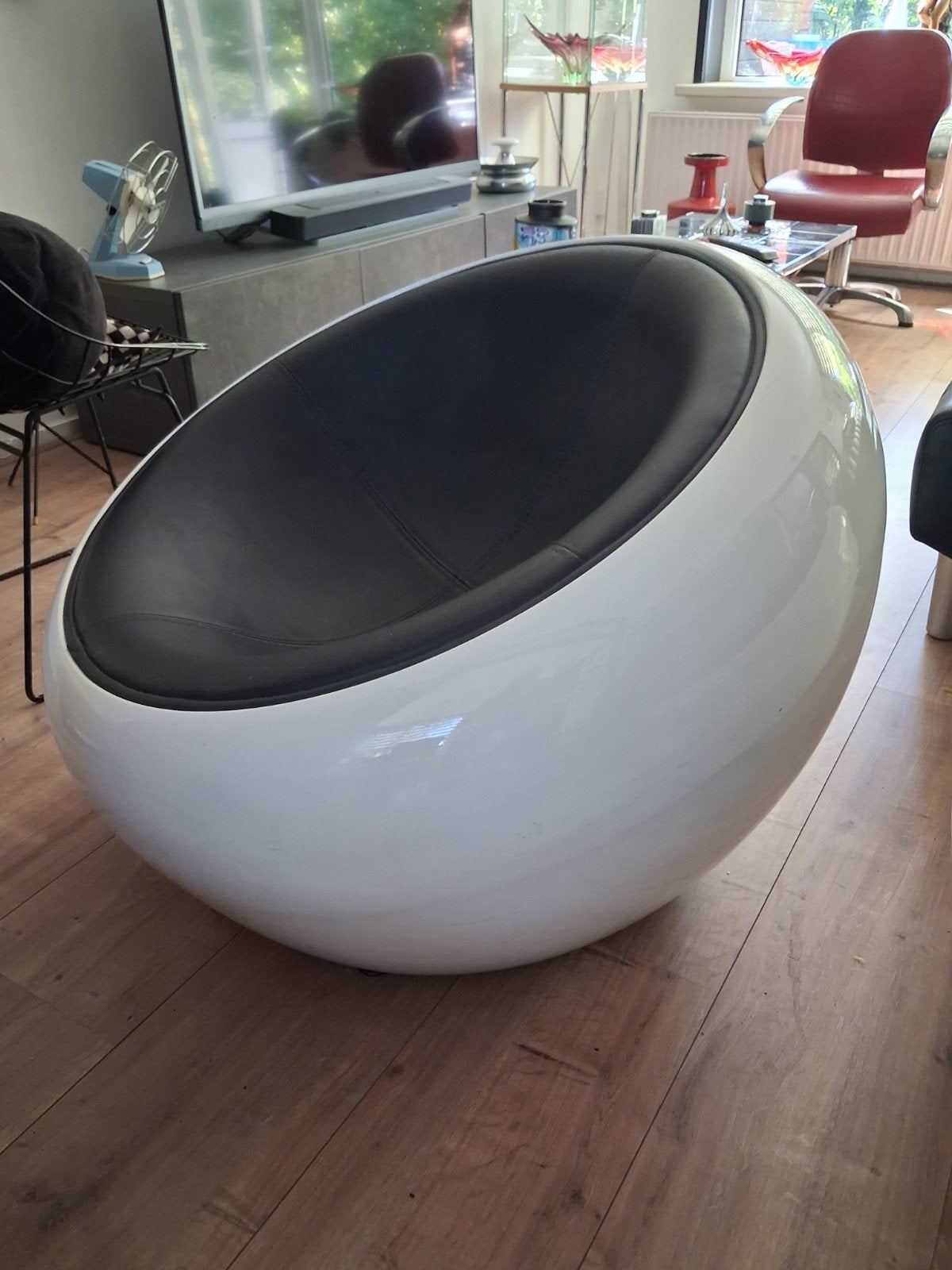 retro Witte ball egg chair Bolstoel met Zwart Lederen Bekled, Ophalen, Gebruikt, Wit, Modern, Retro, Design