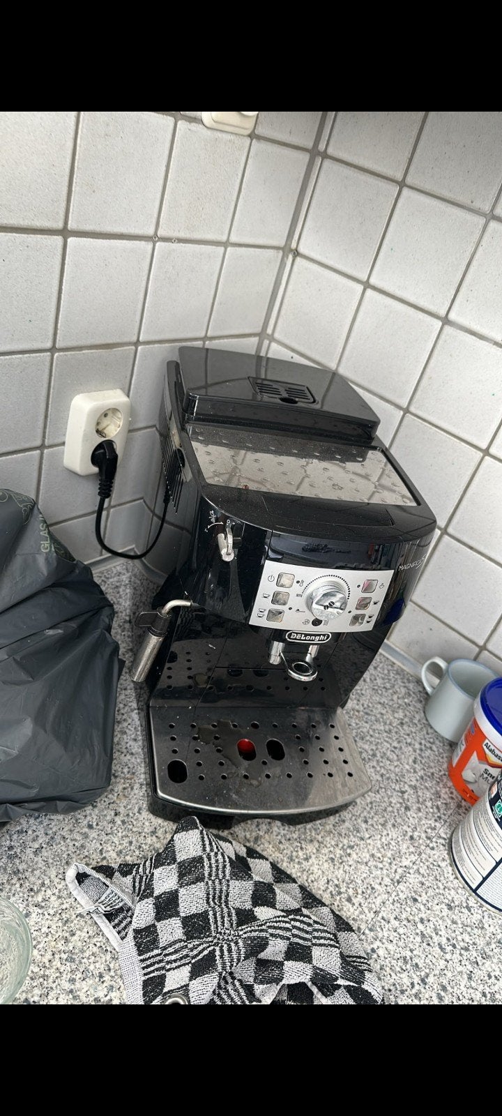 DeLonghi Magnifica S ECAM 22.110.B Espressoapparaat, Gebruikt, Espresso apparaat, 2 tot 4 kopjes, Afneembaar waterreservoir