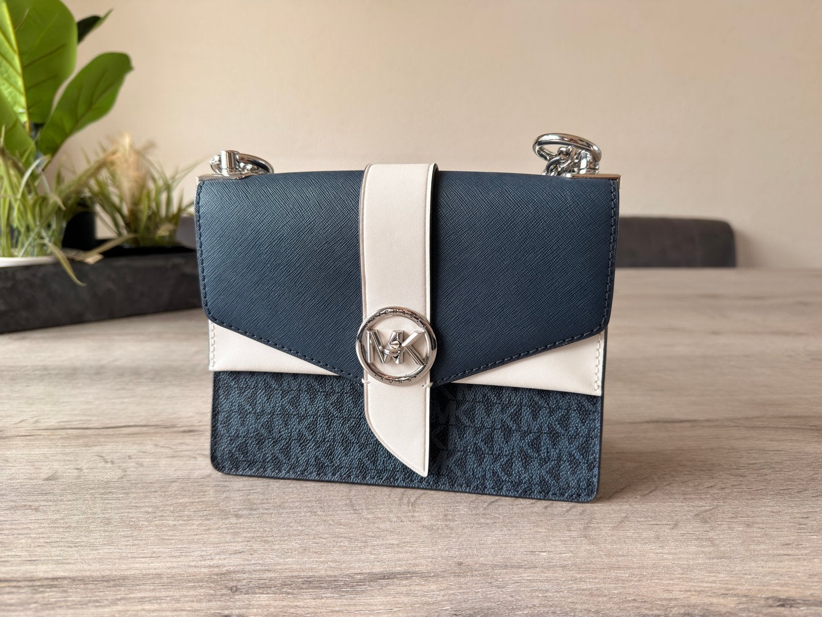 Michael Kors Schoudertasje - Zo goed als nieuw, Ophalen of Verzenden, Zo goed als nieuw, Blauw, Schoudertasje