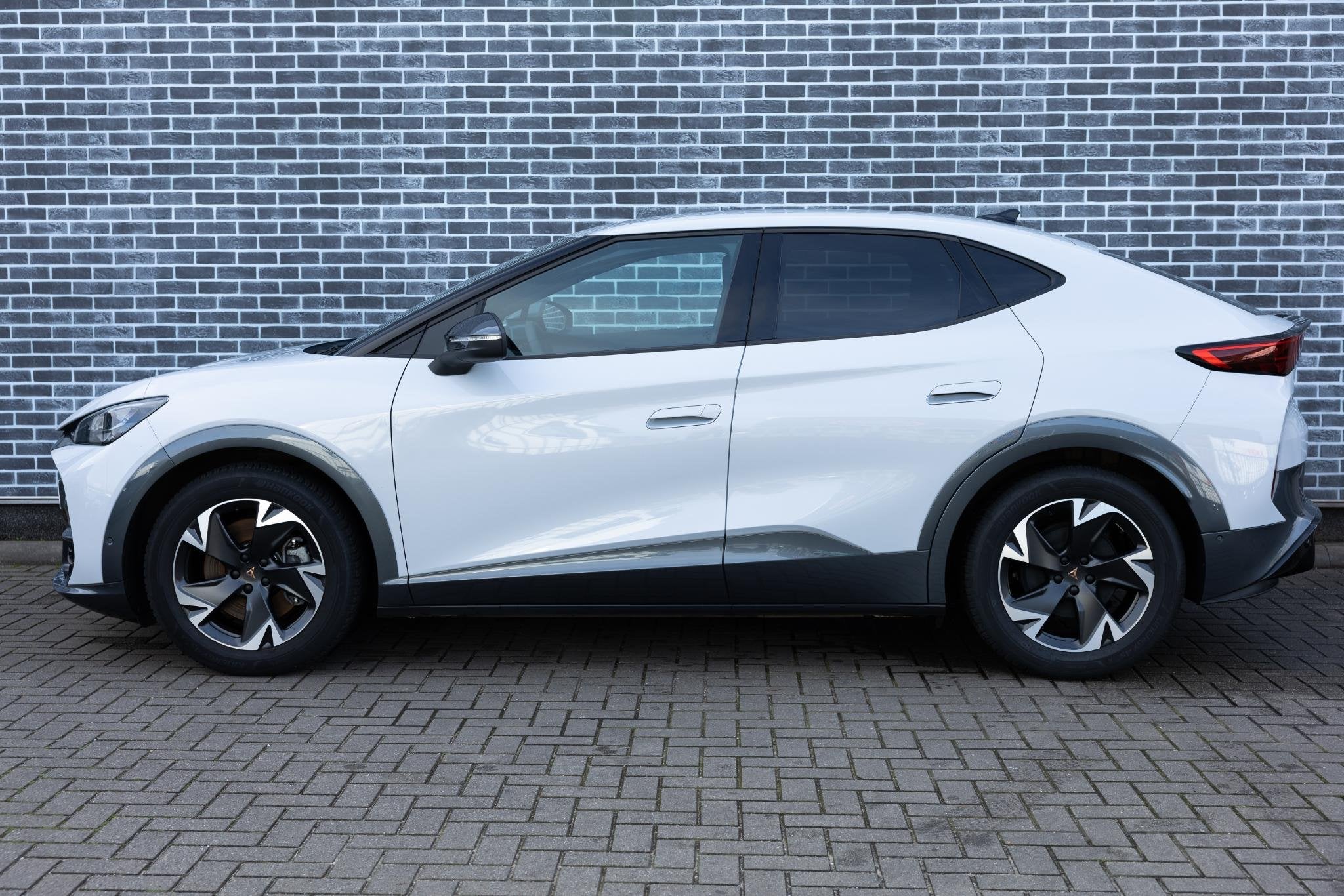 Cupra Tavascan 82 kWh Endurance | Warmtepomp | Stoelverwarmi, Auto's, Gebruikt, Zwart, 82 kWh, Automatische klimaatregeling