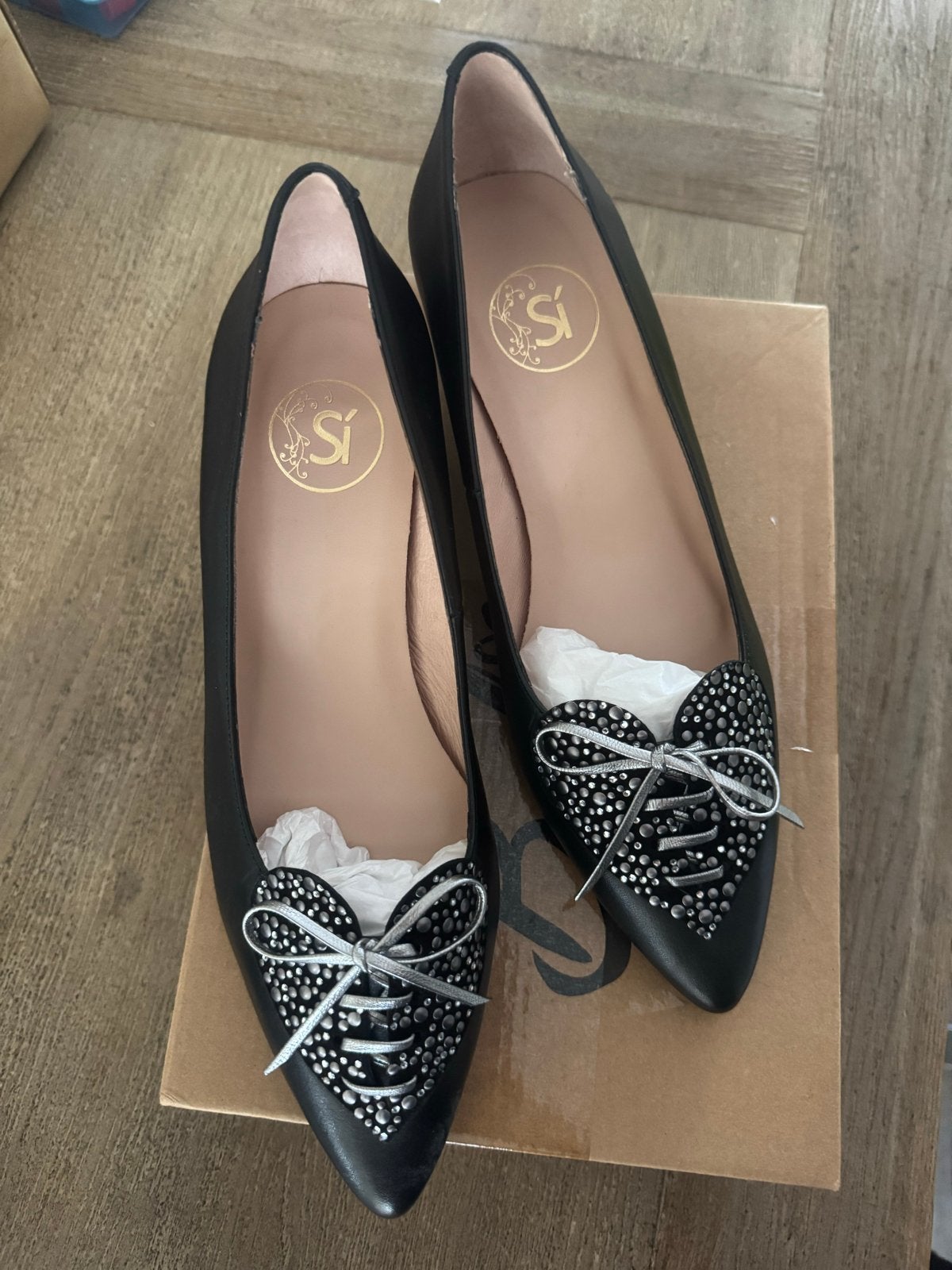 Zwarte Dirndl ballerina's met studs en strik - Maat 40, Ophalen of Verzenden, Nieuw, Zwart, Ballerina's
