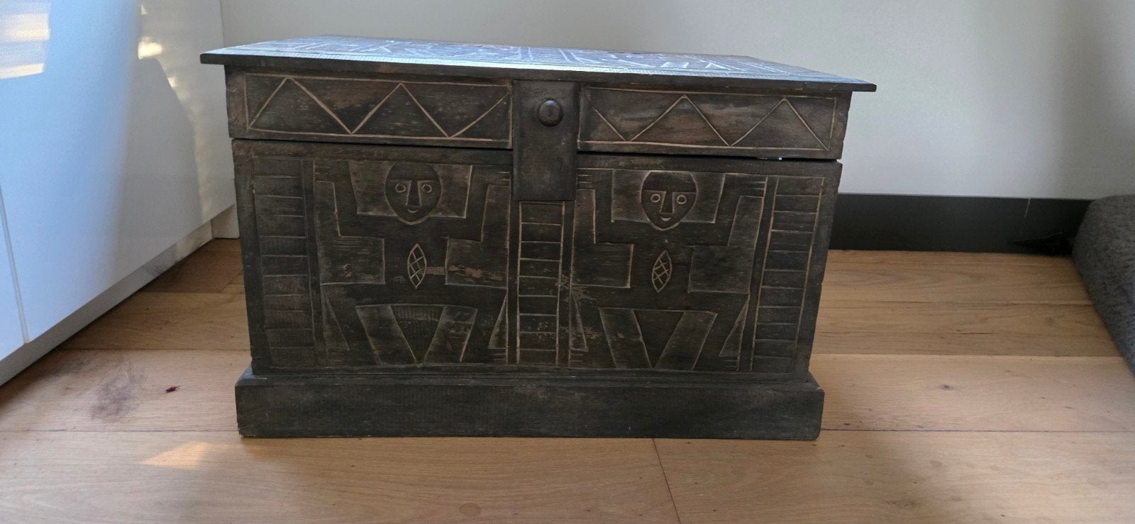 Houten kist met etnische houtsnijwerken, Ophalen, Minder dan 50 cm, 50 tot 100 cm, Zo goed als nieuw