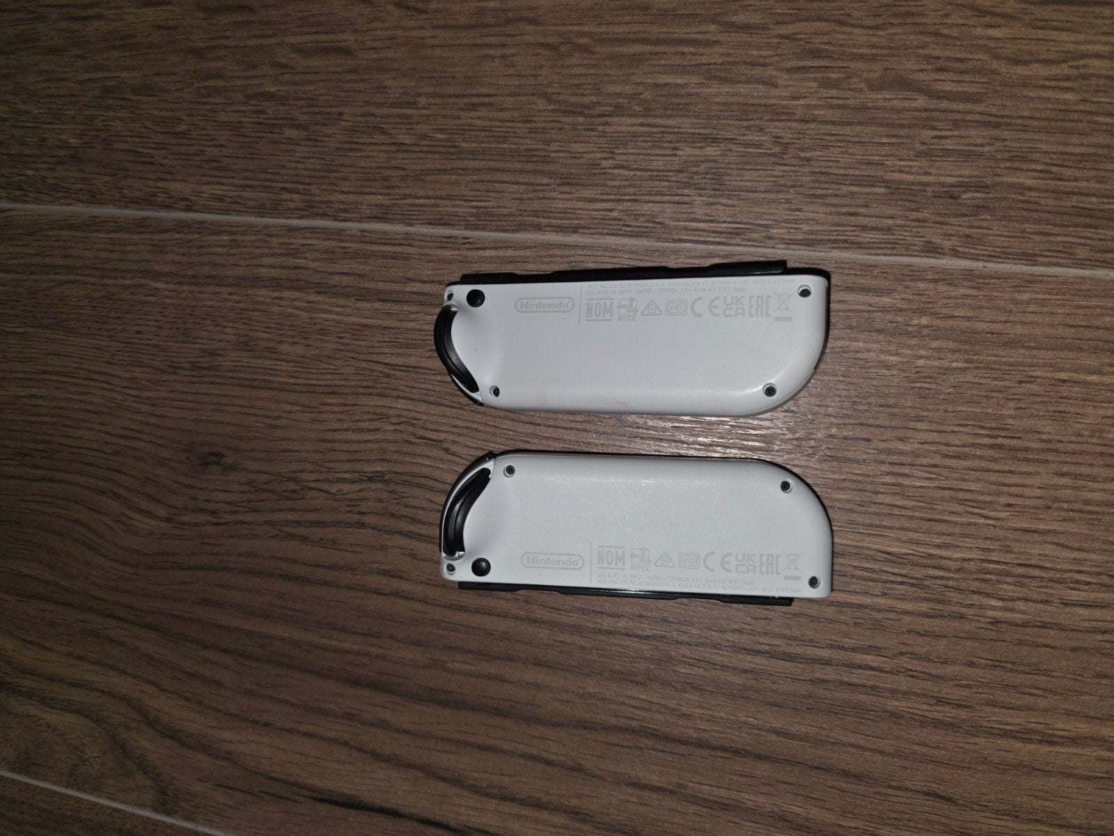 Foto 6 van Nintendo Switch OLED met 2 controllers en dock